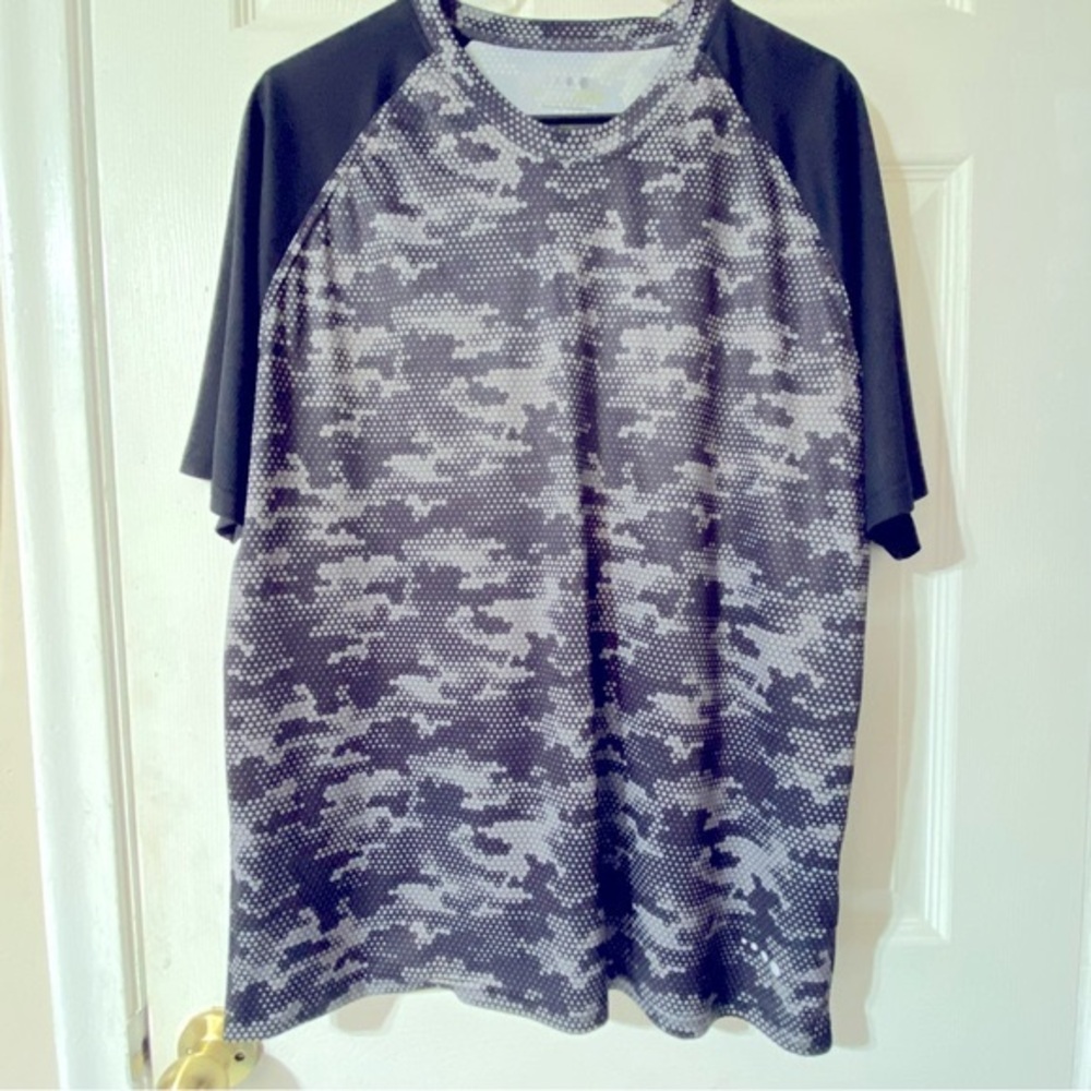 X celsius Active Men’s Camuflage t-shirt short sleeves  Size XL - NWOT